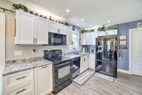 Fort Wayne Getaway - Family + Pet Friendly! Apartment in Fort Wayne