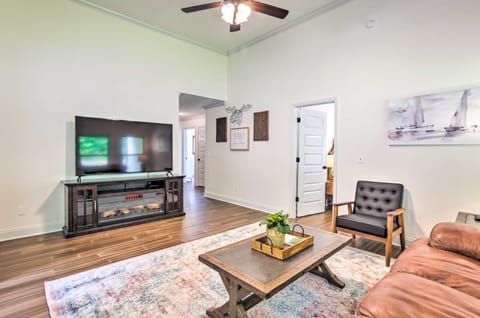 Family-Friendly Calera Getaway w/ Game Room! House in Alabama