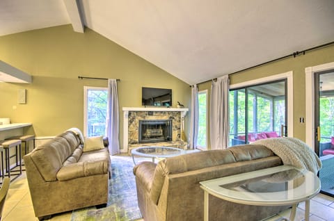 2 Decks, Pool Access! Osage Beach Family Retreat House in Lake of the Ozarks