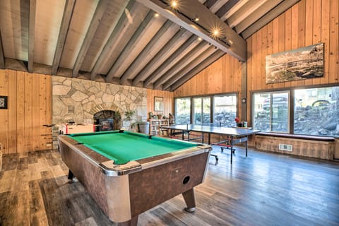 Elegant Mountain-View Condo < 1 Mi to Lifts! Apartment in Mammoth Lakes