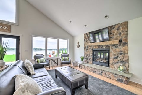 Newly Built Gilletts Lake Gem: Dock & Hot Tub House in Ohio