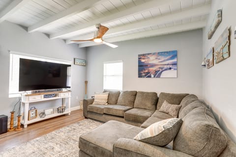 Bright Pinellas Park Getaway w/ Private Pool! House in Pinellas Park