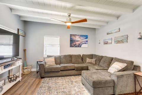 Bright Pinellas Park Getaway w/ Private Pool! House in Pinellas Park