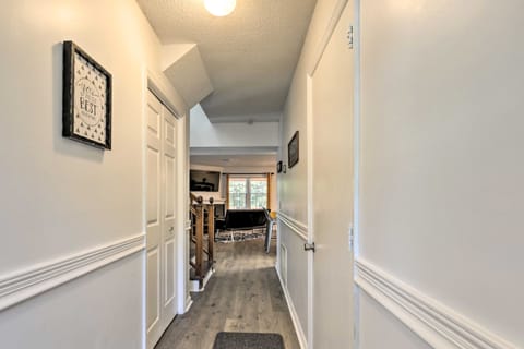 Modern Nashville Townhome: Large Yard & Deck! Apartment in La Vergne