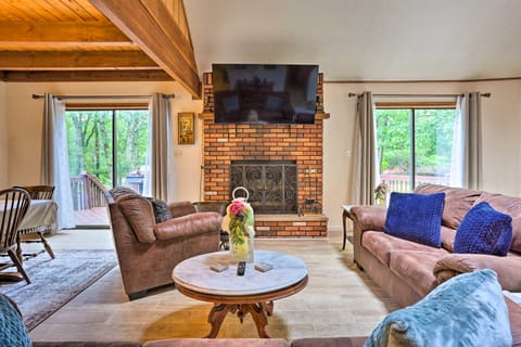 Bushkill House w/ Deck & Community Amenities! House in Middle Smithfield