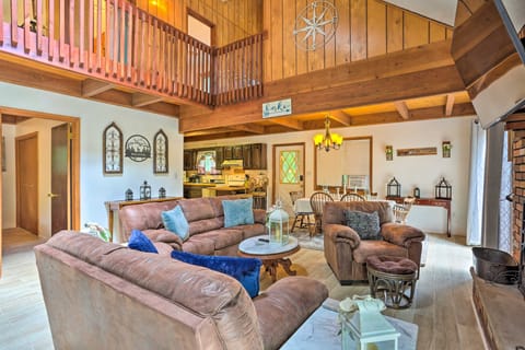 Bushkill House w/ Deck & Community Amenities! House in Middle Smithfield