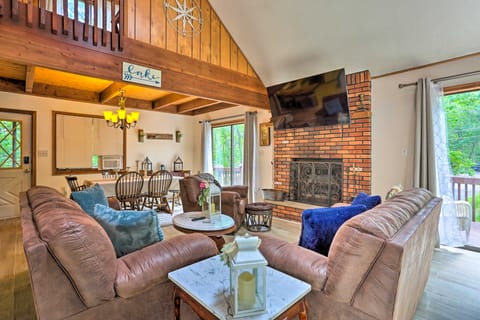 Bushkill House w/ Deck & Community Amenities! House in Middle Smithfield