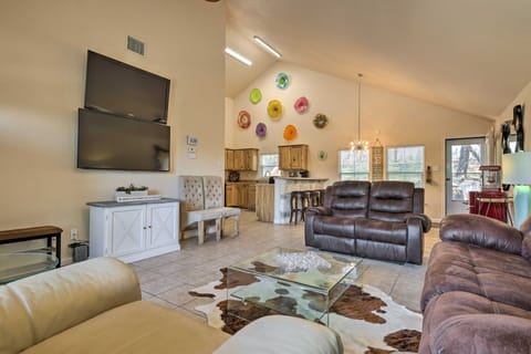 Pet-Friendly Home w/ Deck: 1 Mi to Canyon Lake Fun House in Canyon Lake