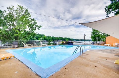 Cozy Lake Ozark Condo Rental w/ Grill, Pool Access Apartment in Village Four Seasons