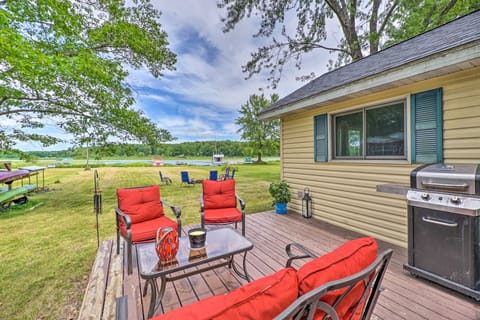 Kayaks & Grill: Pet-Friendly Mecosta Cottage! Cottage in Michigan