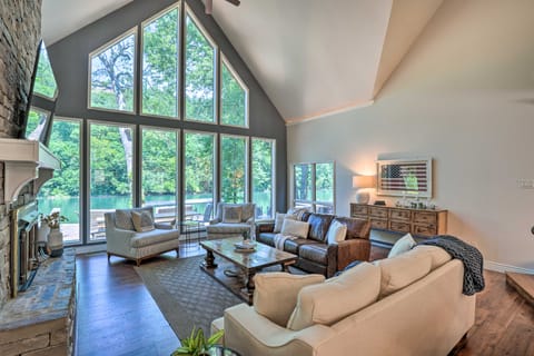 Spacious Lakefront Home w/ Private Dock! House in Branson