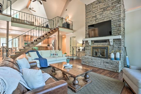 Spacious Lakefront Home w/ Private Dock! House in Branson