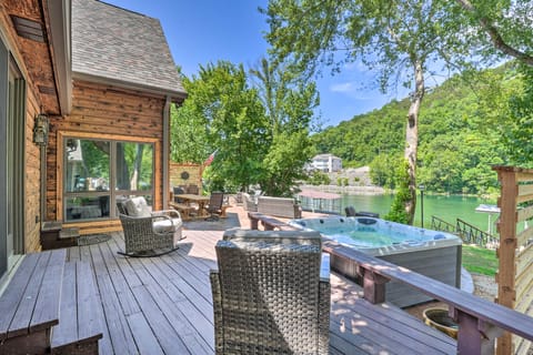Spacious Lakefront Home w/ Private Dock! House in Branson