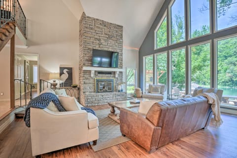 Spacious Lakefront Home w/ Private Dock! House in Branson