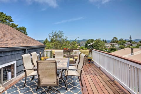 The Old McCullough Home w/ Rooftop Deck, View House in Coos Bay