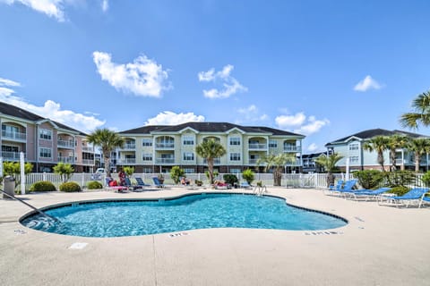 Tasteful Myrtle Beach Condo with Patio & Pool! Apartment in Carolina Forest