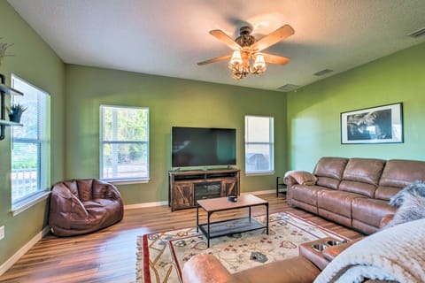 Lovely Hawthorne Home w/ Private Boat Dock! House in Florida