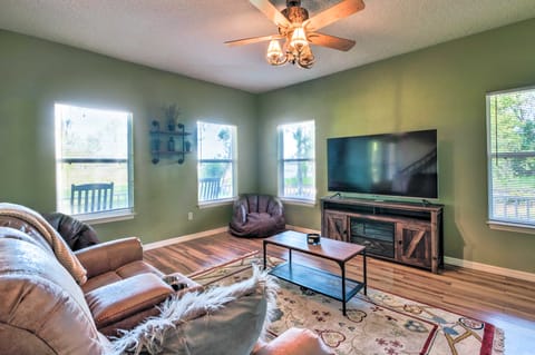 Lovely Hawthorne Home w/ Private Boat Dock! House in Florida