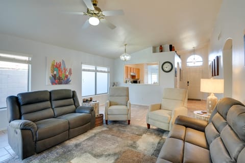 3 Mi to Surprise Stadium! Retreat w/ Putting Green House in El Mirage