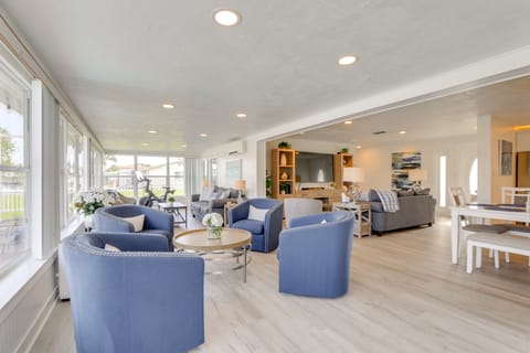 Canal-Front Haven: Pool, Dock & Lanai in Palmetto House in Tampa Bay