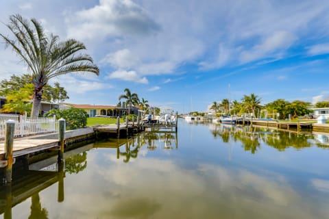 Canal-Front Haven: Pool, Dock & Lanai in Palmetto House in Tampa Bay
