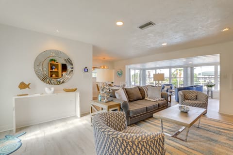 Canal-Front Haven: Pool, Dock & Lanai in Palmetto House in Tampa Bay