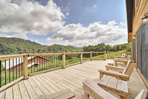 Luxe Log Cabin w/ Modern Finishes & Mtn Views House in Maggie Valley