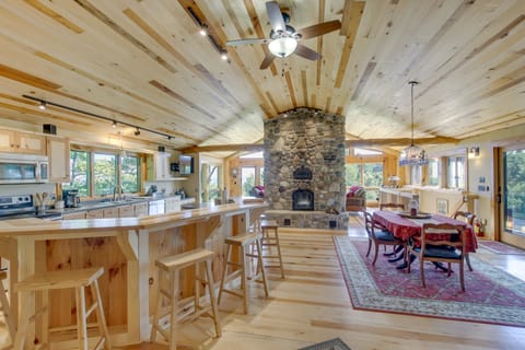 Idyllic Sturgeon Bay Cabin w/ Fire Pit + View House in Door County