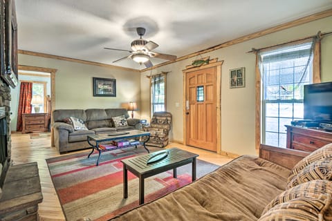 Cabin in Resort - 1/2 Mi to Guntersville Lake! House in Guntersville Lake