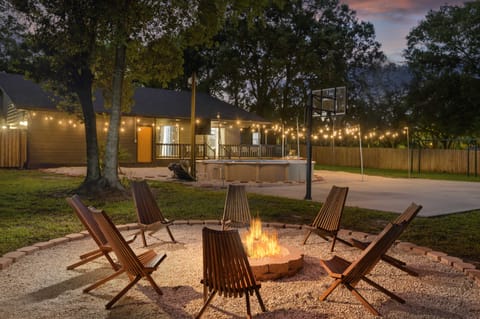 All-Encompassing Retreat w/ Pool & Game Room! House in Tampa