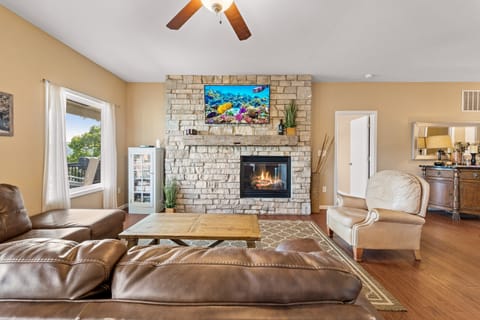 Lakefront Ozarks Home: Tiki Bar, Pool, Deck, Views House in Lake of the Ozarks