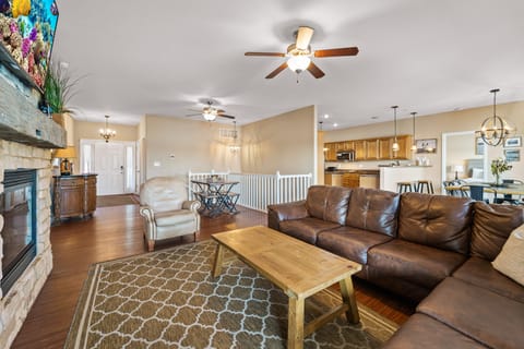 Lakefront Ozarks Home: Tiki Bar, Pool, Deck, Views House in Lake of the Ozarks