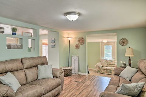 Peaceful Satsuma Escape w/ Dunns Creek Access House in Florida