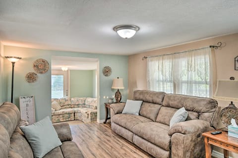 Peaceful Satsuma Escape w/ Dunns Creek Access House in Florida