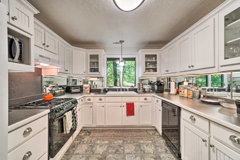 Serene Sky Valley Family Chalet w/ Fireplace House in Sky Valley