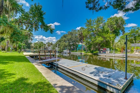 Canal-Front Outdoor Oasis: Home in Crystal Water House in Crystal River