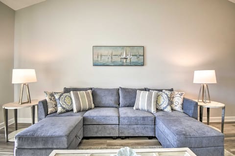 Shuttle to Ocean! North Myrtle Beach Retreat Apartment in North Myrtle Beach