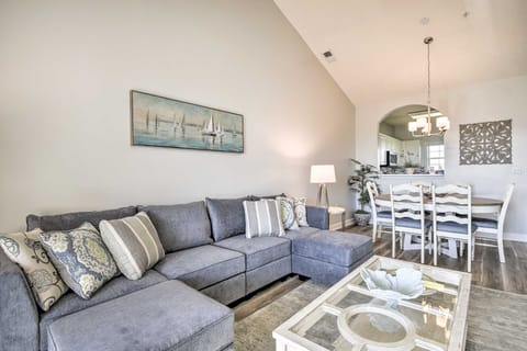 Shuttle to Ocean! North Myrtle Beach Retreat Apartment in North Myrtle Beach