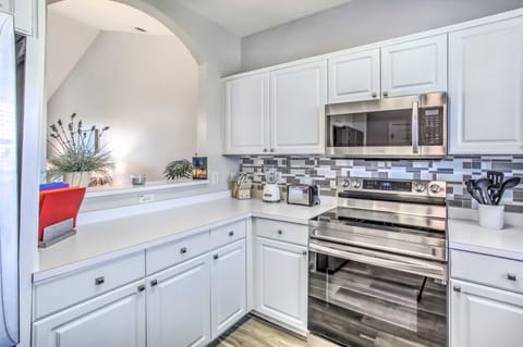 Shuttle to Ocean! North Myrtle Beach Retreat Apartment in North Myrtle Beach