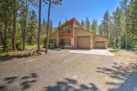 Modern-Rustic Ronald Getaway: Hot Tub, Grill! House in Ronald