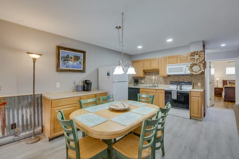 Red River Ski Condo on Main St - Mtn View! Apartment in Red River