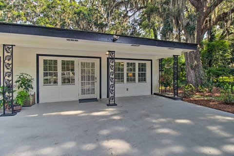 Elegant Savannah Hideaway w/ Private Garden Apartment in Savannah