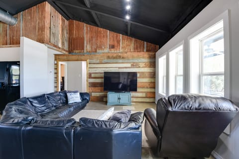 Spacious Palo Pinto Home: Private Dock & Pool House in Texas