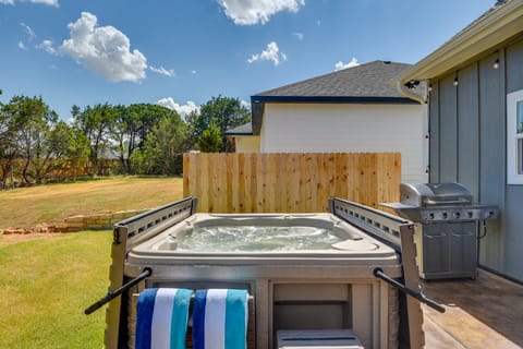 Hot Tub & Fire Pit! Cozy Granbury Escape Near Lake House in Texas