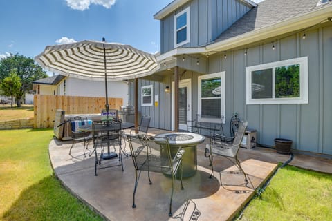 Hot Tub & Fire Pit! Cozy Granbury Escape Near Lake House in Texas