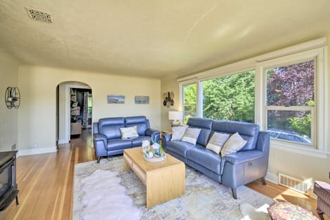 Direct Beach Access: Getaway on Port Orchard! House in Bainbridge Island
