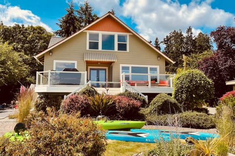 Direct Beach Access: Getaway on Port Orchard! House in Bainbridge Island