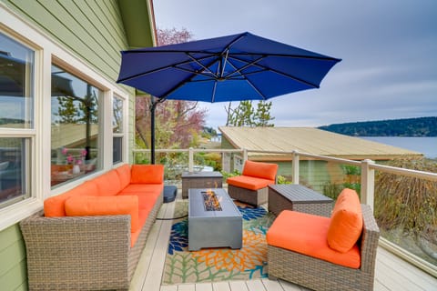 Direct Beach Access: Getaway on Port Orchard! House in Bainbridge Island