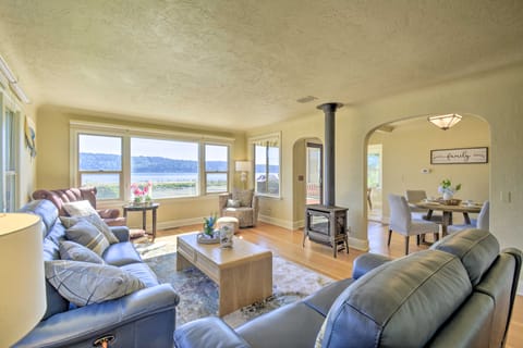 Direct Beach Access: Getaway on Port Orchard! House in Bainbridge Island