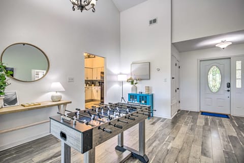 Navarre Home w/ Game Area + Screened-In Porch House in Alabama